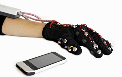 Mobile Lorm Glove วุ้นแปลภาษาเมื่อสนทนากับคนหูหนวกตาบอด